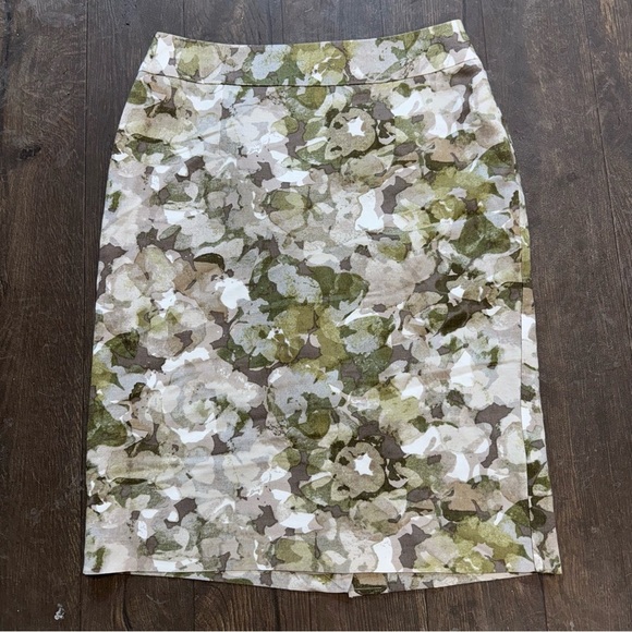 Banana Republic Dresses & Skirts - Banana Republic Green and White Knee-Length Pencil Skirt